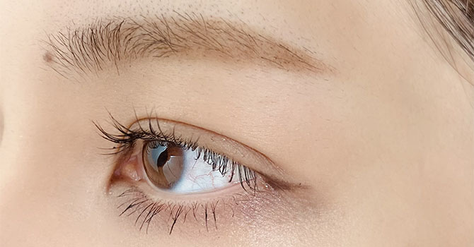 二重瞼の女性の目元