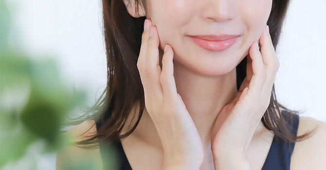 顔のたるみが気になる女性