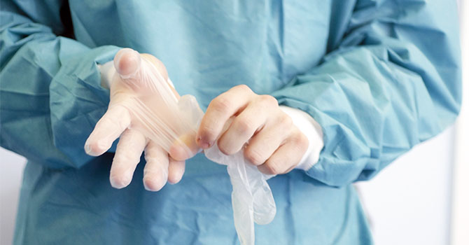 医療用手袋をはめる整形外科医